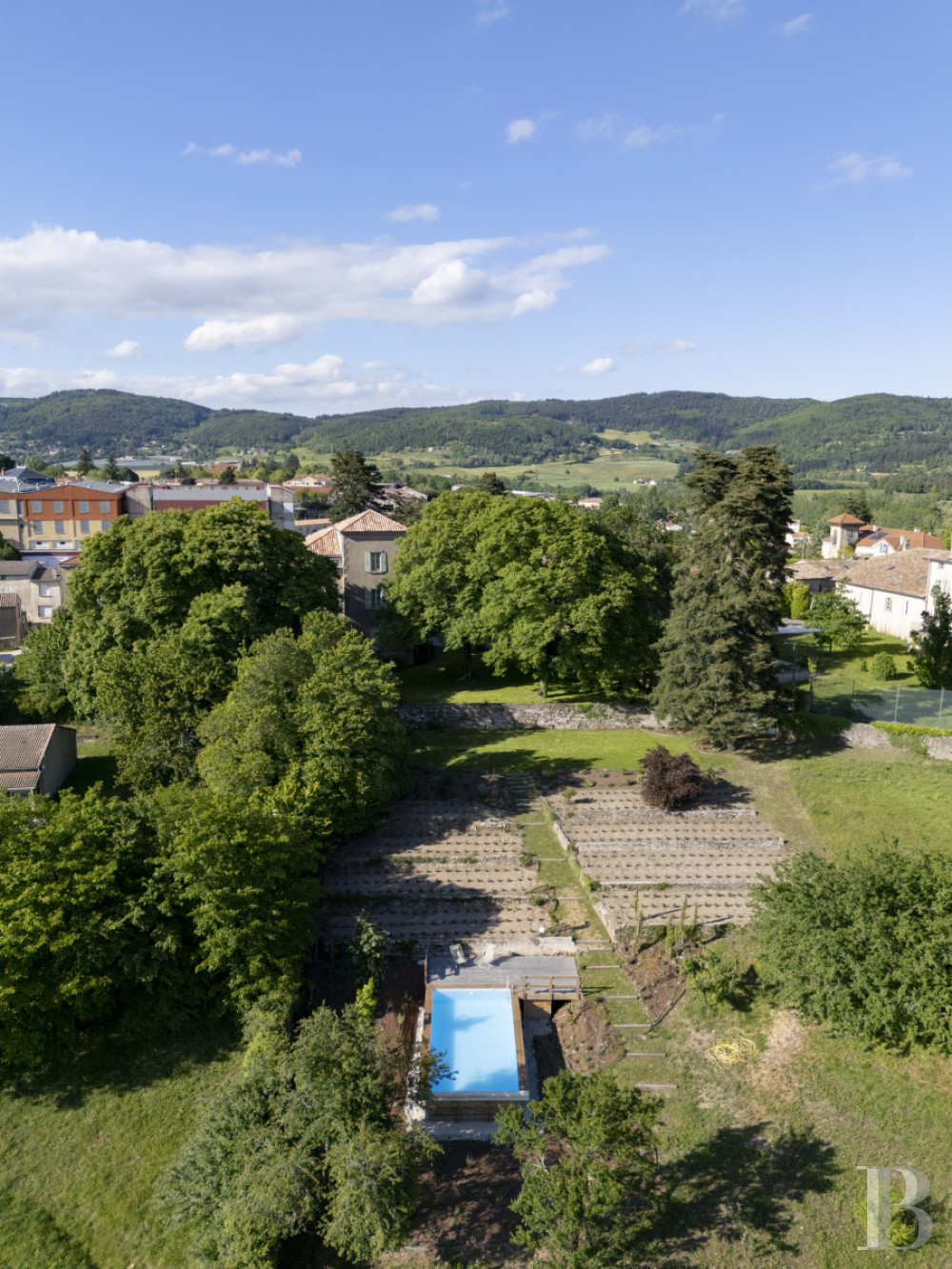 En Ardèche, à Vernoux-en-Vivarais, une maison du 19e siècle et son jardin dominant les reliefs - photo  n°3